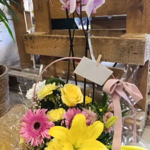 "Cesta de flores con orquídea rosa y lilium amarilla, arreglo regalo El Paisaje Floral"