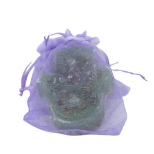 "Jabón esotérico artesanal con forma de Mano de Fátima en bolsa de organza lila, protección y limpieza energética – El Paisaje Floral"