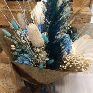 "Ramo de flor seca y preservada en tonos azules y crema, arreglo decorativo duradero de El Paisaje Floral"