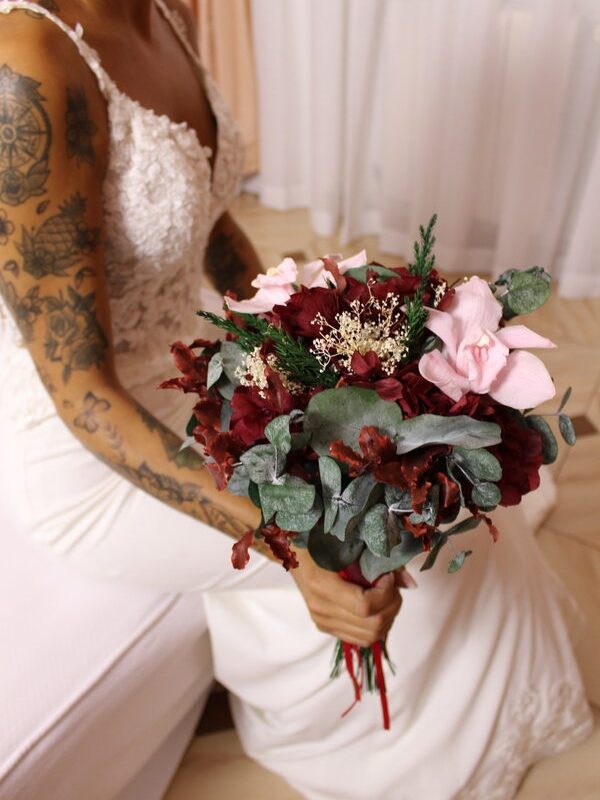 Novia con Ramo tonos rojos silvestres creado en Paisaje Floral de Hellín.